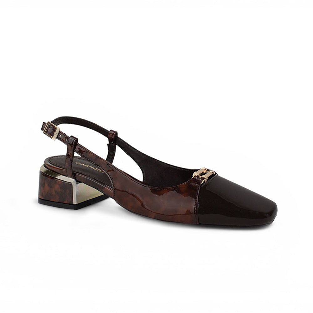 Vista diagonal de zapatilla café con punta cuadrada, tacón bajo 4cm y pulsera ajustable para dama