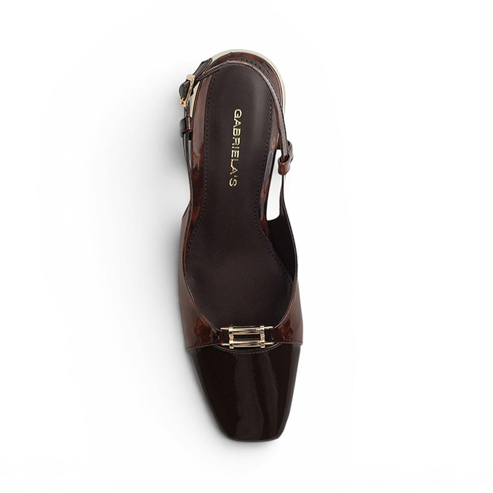 Vista superior de zapatilla café con punta cuadrada, detalles metálicos, pulsera ajustable y tacón bajo 4cm 