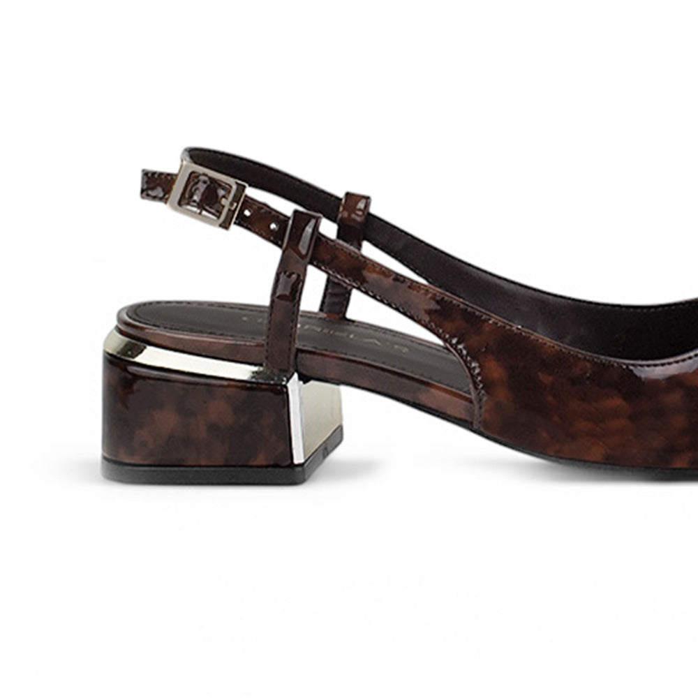 Vista trasera del tacón bajo 4cm en zapatilla café con pulsera ajustable y detalles metálicos para dama 