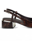 Vista trasera del tacón bajo 4cm en zapatilla café con pulsera ajustable y detalles metálicos para dama 