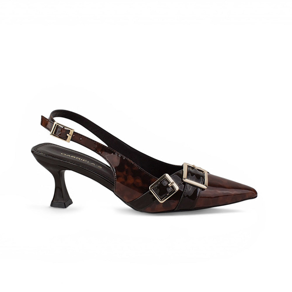 Vista lateral de zapatilla café con herrajes metálicos, pulsera ajustable y tacón medio 7cm para dama 