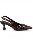 Vista lateral de zapatilla café con herrajes metálicos, pulsera ajustable y tacón medio 7cm para dama 