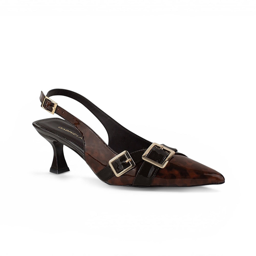 Vista diagonal de zapatilla café con punta fina, tacón medio 7cm y pulsera ajustable para dama