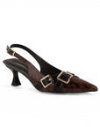 Vista diagonal de zapatilla café con punta fina, tacón medio 7cm y pulsera ajustable para dama