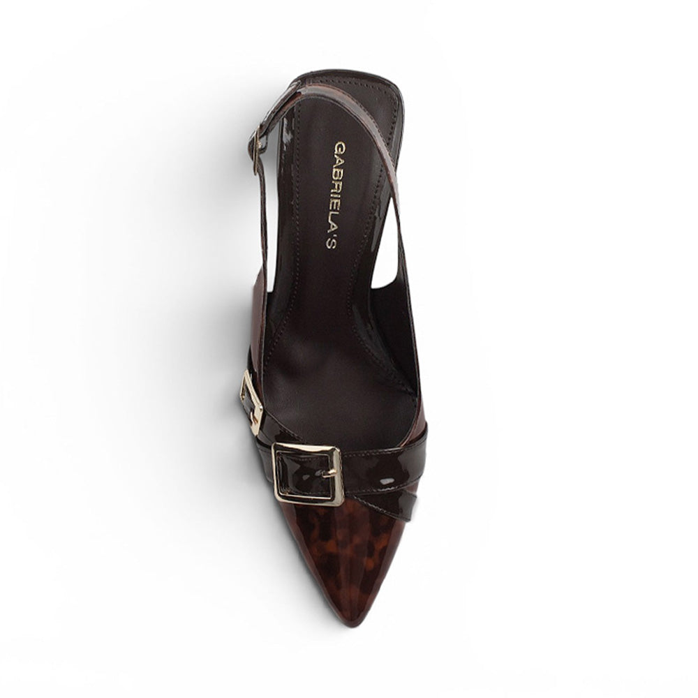 Vista superior de zapatilla café con punta fina, herrajes metálicos, pulsera ajustable y tacón medio 7cm 