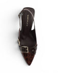Vista superior de zapatilla café con punta fina, herrajes metálicos, pulsera ajustable y tacón medio 7cm 