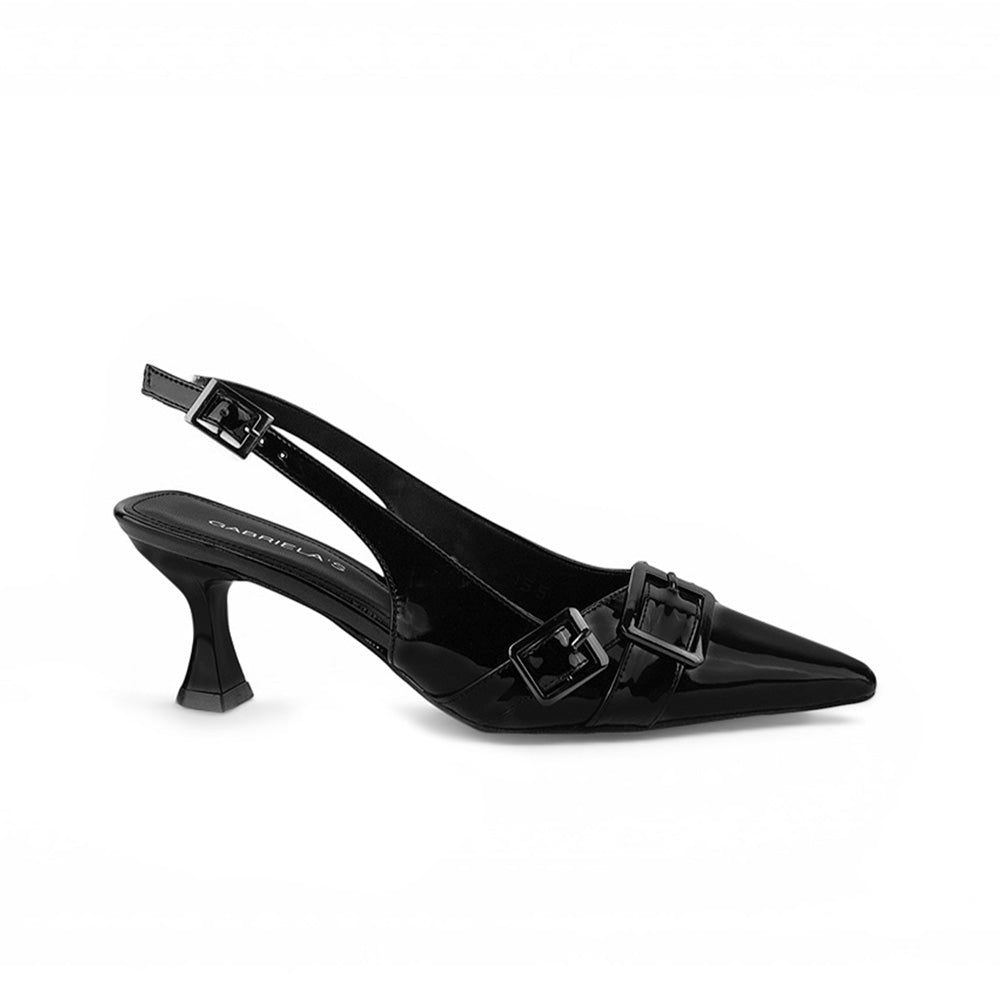 Vista lateral de zapatilla negra con herrajes metálicos, pulsera ajustable y tacón medio 7cm para dama 