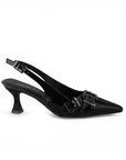 Vista lateral de zapatilla negra con herrajes metálicos, pulsera ajustable y tacón medio 7cm para dama 