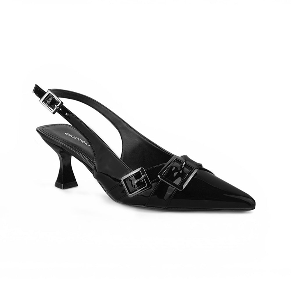 Vista diagonal de zapatilla negra con punta fina, tacón medio 7cm y pulsera ajustable para dama