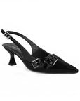 Vista diagonal de zapatilla negra con punta fina, tacón medio 7cm y pulsera ajustable para dama