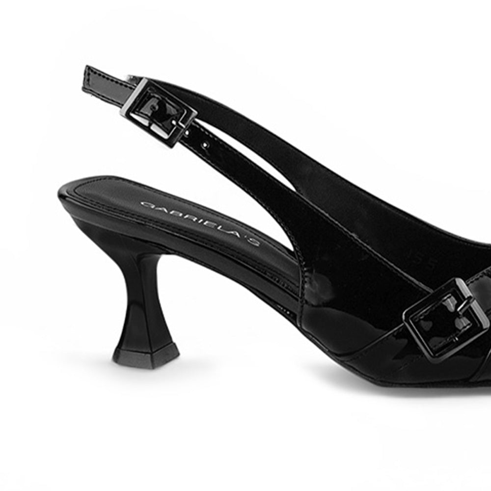 Vista trasera del tacón medio 7cm en zapatilla negra con pulsera ajustable y herrajes metálicos para dama 