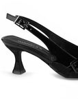 Vista trasera del tacón medio 7cm en zapatilla negra con pulsera ajustable y herrajes metálicos para dama 