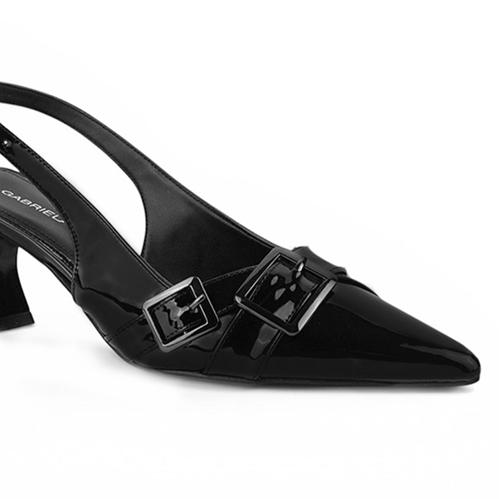 Detalle del material charol en la zapatilla negra para dama con herrajes metálicos y tacón medio 7cm