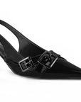 Detalle del material charol en la zapatilla negra para dama con herrajes metálicos y tacón medio 7cm