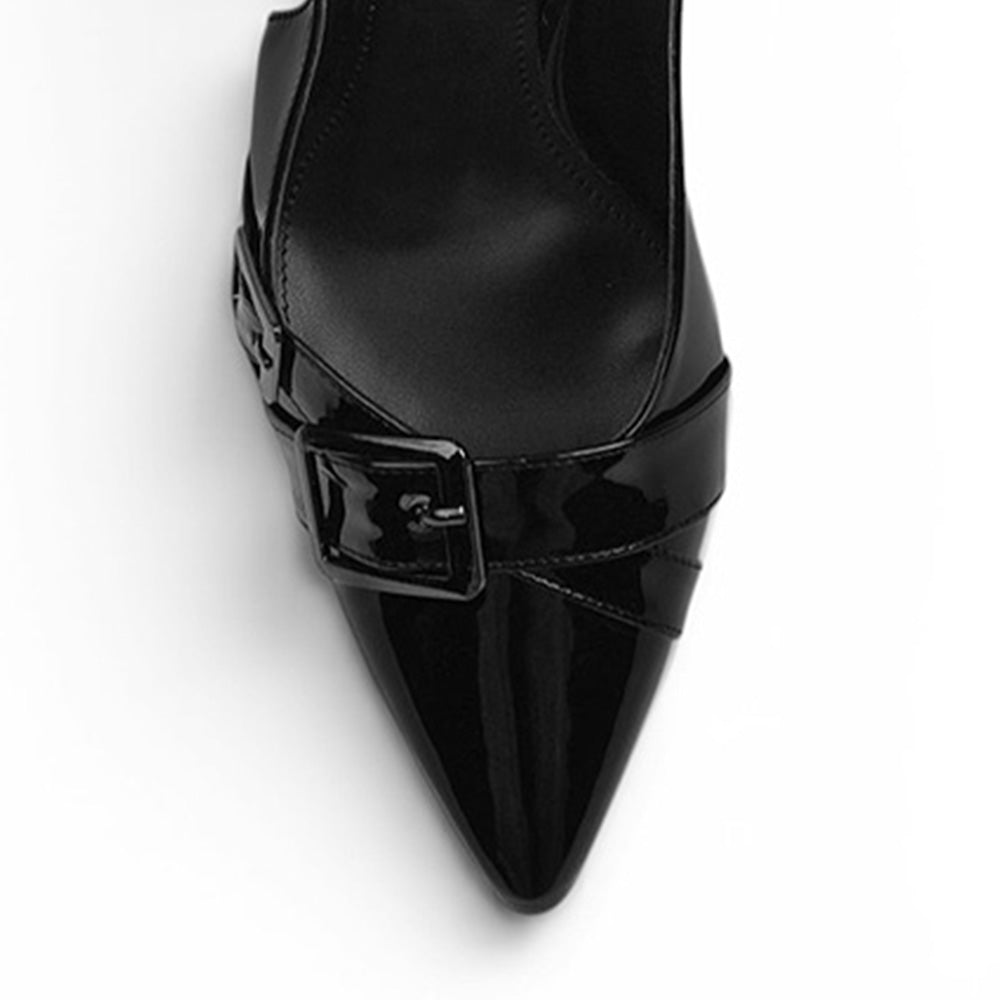Vista del detalle metálico del herraje en la zapatilla negra de punta fina con tacón medio 7cm 
