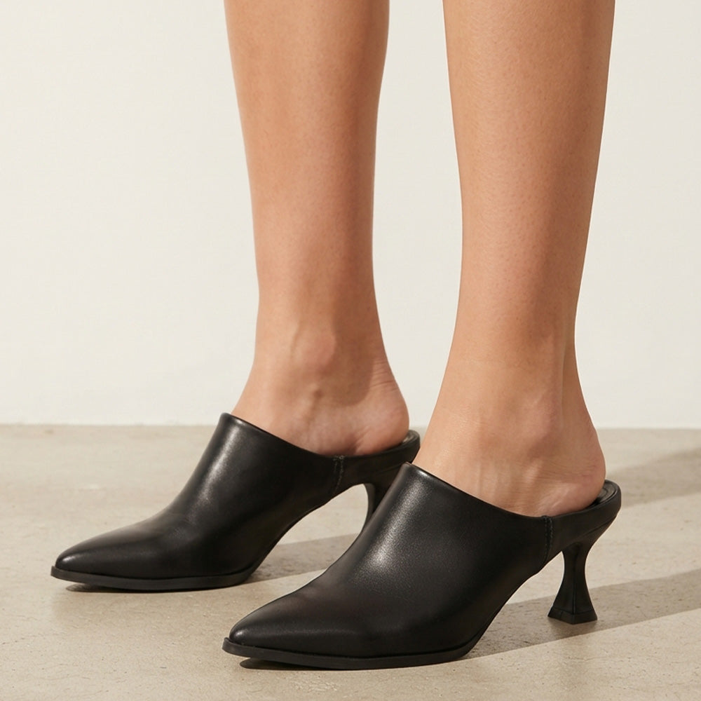 Zapatillas negras tipo mule con punta fina y tacón bajo para dama en acabado sintético 