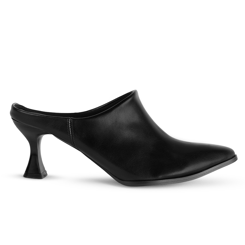 Vista lateral de la zapatilla negra tipo mule con punta fina y tacón bajo 6cm para dama 