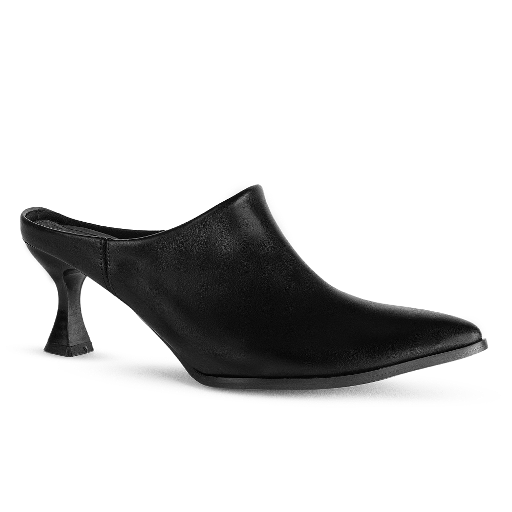 Vista diagonal de la zapatilla negra con punta fina en acabado sintético y tacón bajo 6cm para dama 