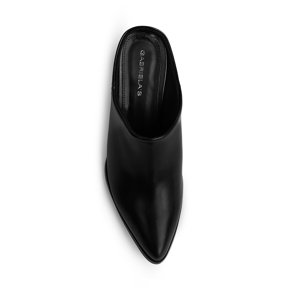 Vista superior de punta fina en la zapatilla negra tipo mule para dama y tacón bajo 6cm 