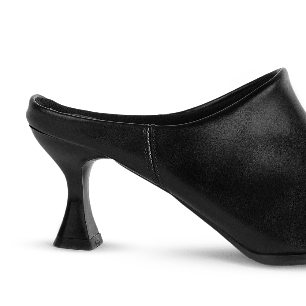 Vista trasera del tacón bajo 6cm en la zapatilla negra tipo mule con punta fina para dama 
