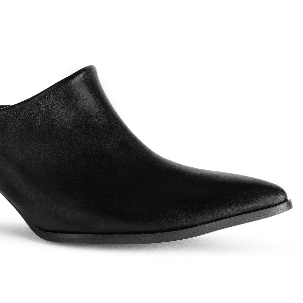 Detalle del material sintético en la zapatilla negra tipo mule con punta fina y tacón bajo 6cm para dama 