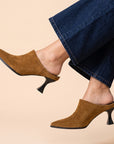 Zapatillas cafés tipo mule con punta fina y tacón bajo para dama en acabado sintético 