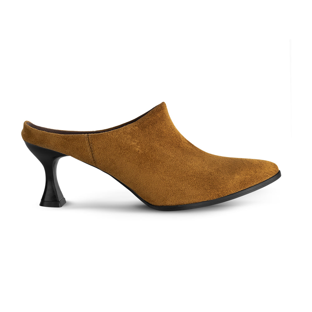 Vista lateral de la zapatilla café tipo mule con punta fina y tacón bajo 6cm para dama 