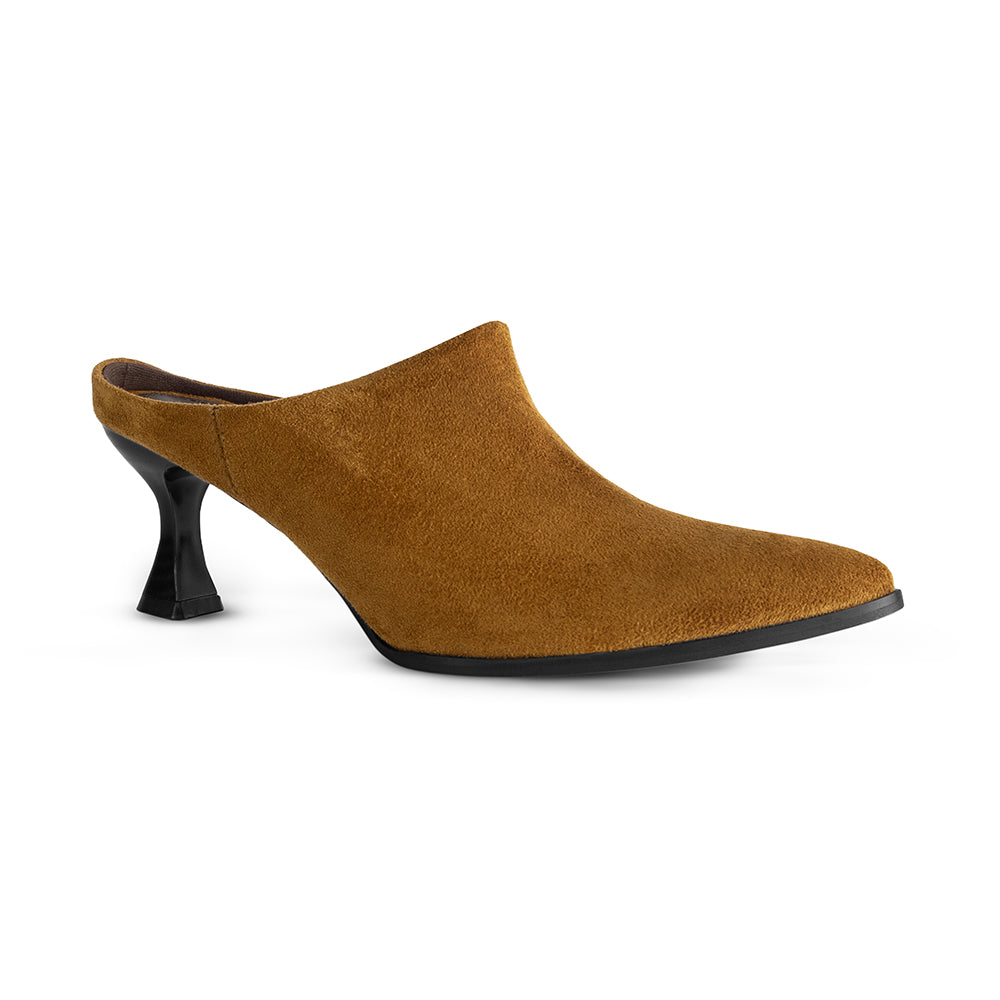 Vista diagonal de la zapatilla café con punta fina en acabado sintético y tacón bajo 6cm para dama 