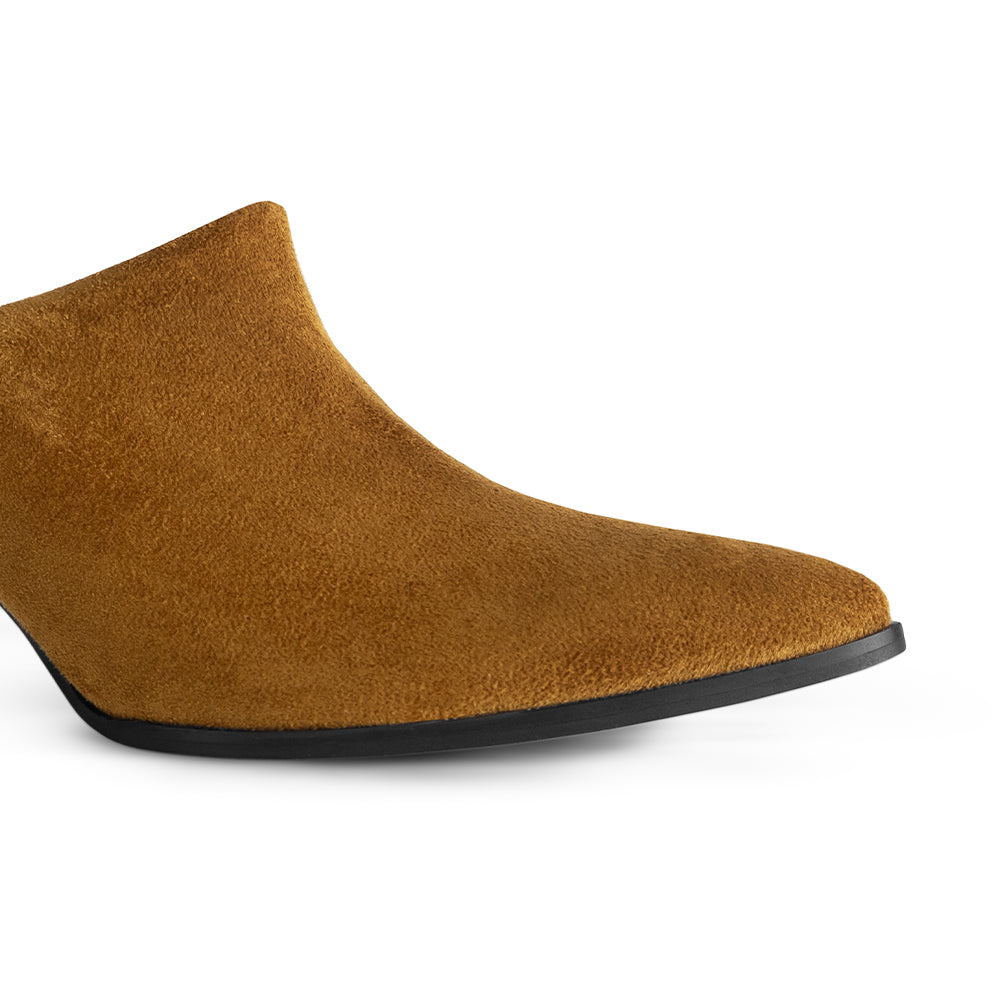 Detalle del material sintético en la zapatilla café tipo mule con punta fina y tacón bajo 6cm para dama 