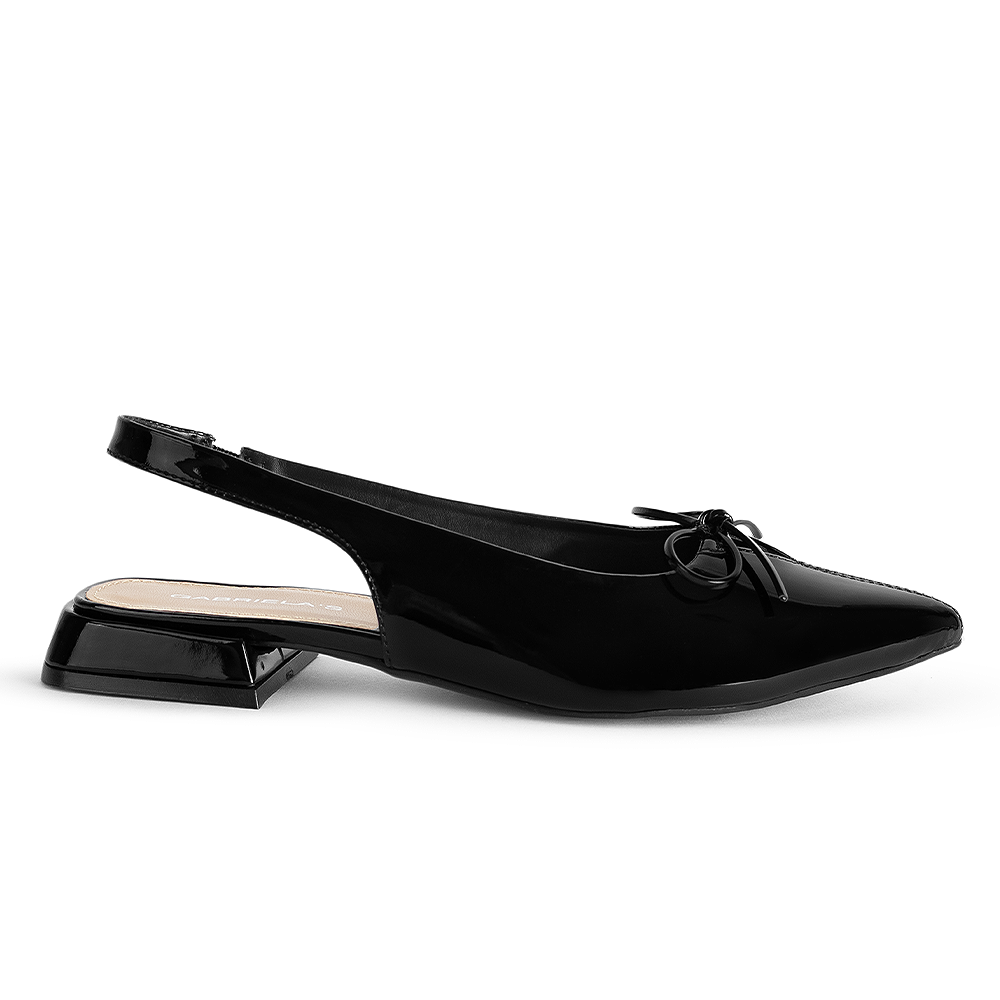 Vista lateral de la zapatilla negra con moño y punta fina para dama altura de 2cm 