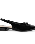 Vista lateral de la zapatilla negra con moño y punta fina para dama altura de 2cm 