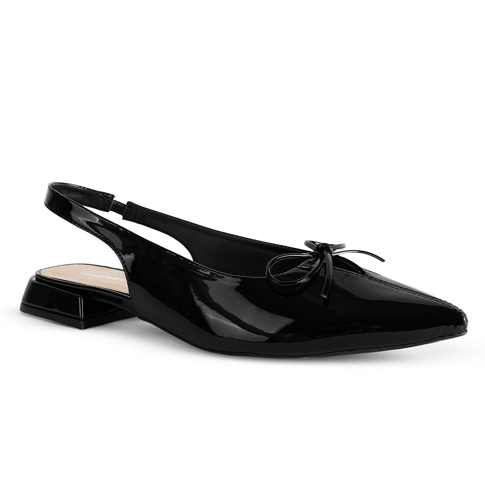 Vista diagonal de la zapatilla negra para dama con moño decorativo y altura 2cm 