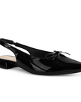 Vista diagonal de la zapatilla negra para dama con moño decorativo y altura 2cm 