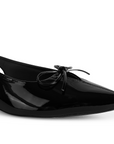 Detalle del material charol en la zapatilla negra para dama con moño decorativo y punta fina 