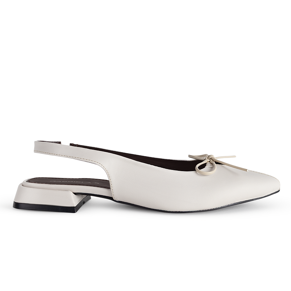 Vista lateral de la zapatilla beige con moño y punta fina para dama altura de 2cm 