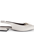Vista lateral de la zapatilla beige con moño y punta fina para dama altura de 2cm 