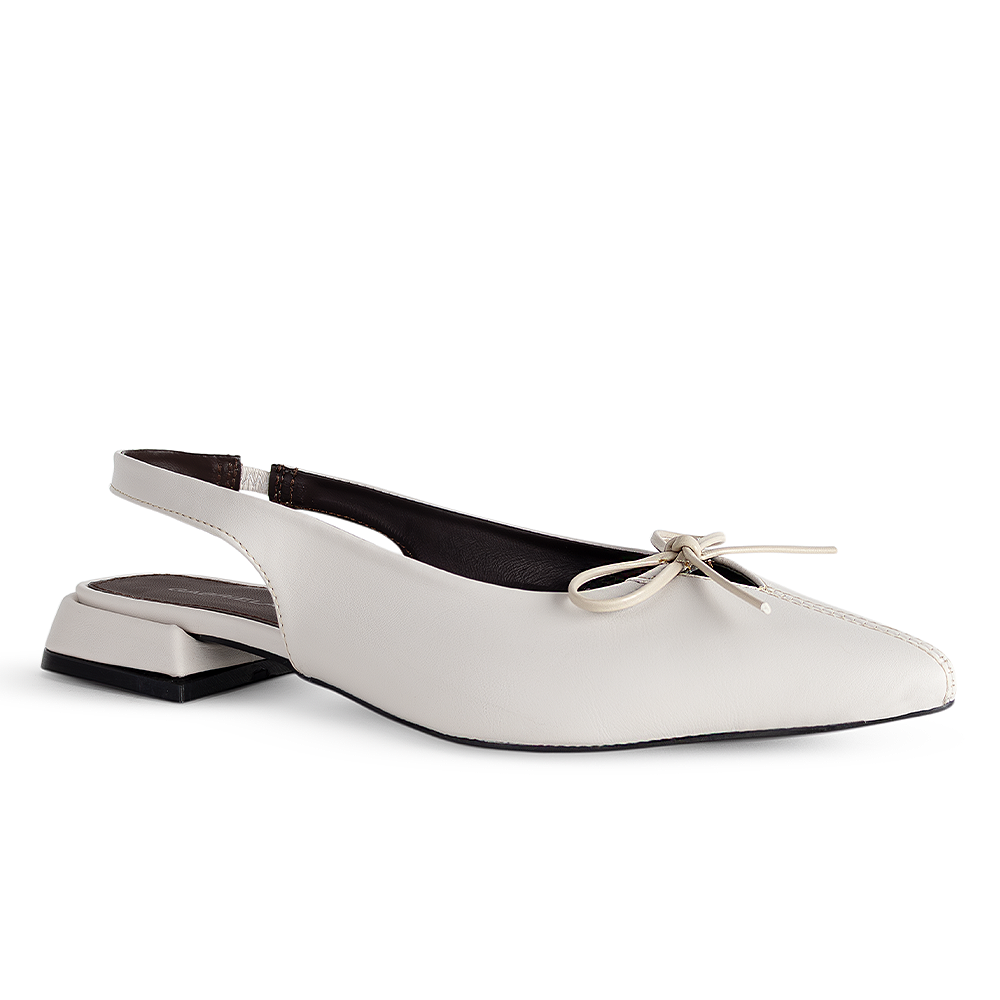 Vista diagonal de la zapatilla beige para dama con moño decorativo y altura 2cm 