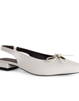 Vista diagonal de la zapatilla beige para dama con moño decorativo y altura 2cm 
