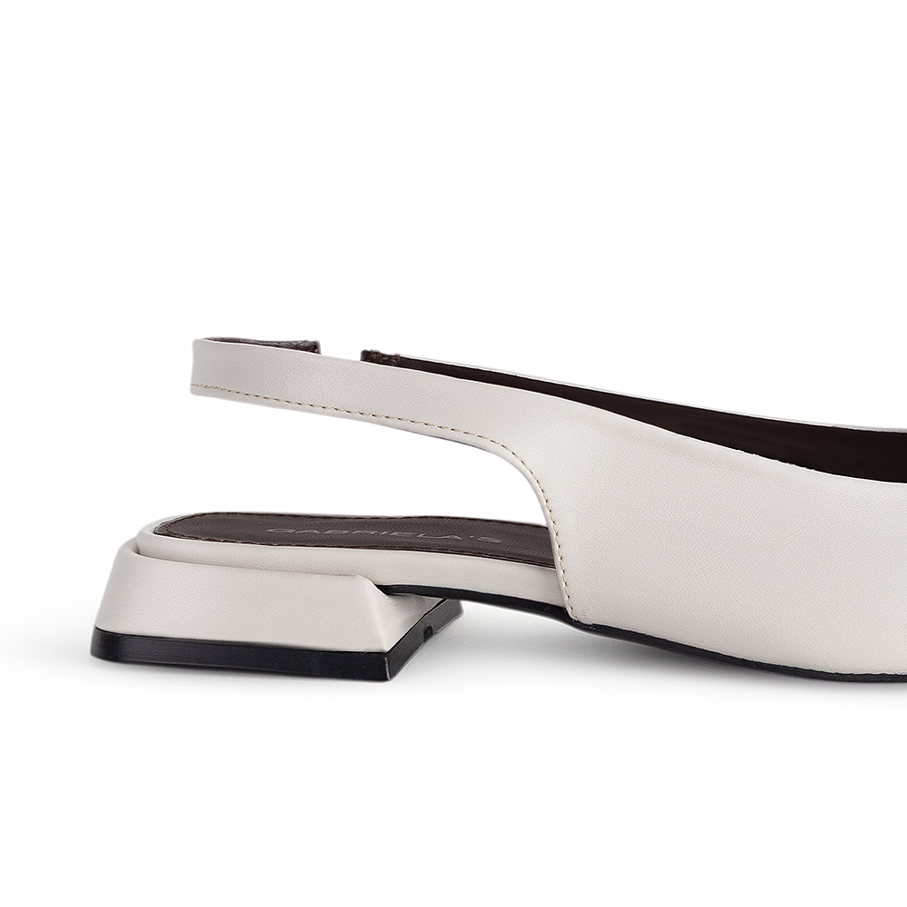 Vista trasera de la altura 2cm en la zapatilla beige para dama con punta fina y talón descubierto