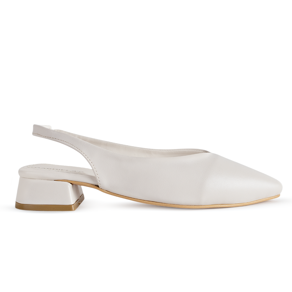Vista lateral en la zapatilla beige de punta fina para dama con pulsera al talón y tacón bajo 4cm 