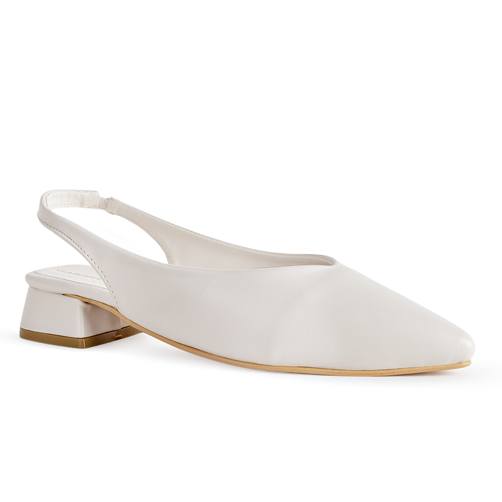 Vista diagonal en la zapatilla beige para dama con punta fina y tacón bajo 4cm 