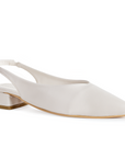 Vista diagonal en la zapatilla beige para dama con punta fina y tacón bajo 4cm 