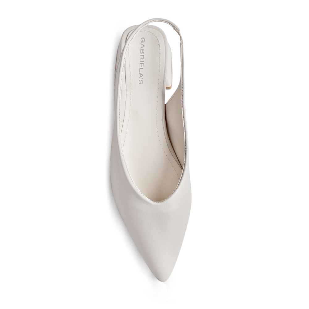 Vista superior de la zapatilla beige con punta fina, tacón bajo 4cm  y talón descubierto 