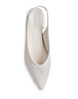 Vista superior de la zapatilla beige con punta fina, tacón bajo 4cm  y talón descubierto 
