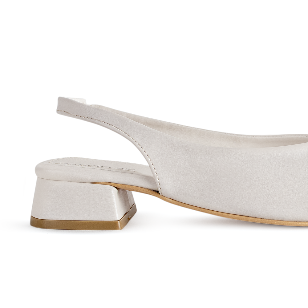 Vista trasera del tacón bajo 4cm en la zapatilla beige para dama de talón descubierto 