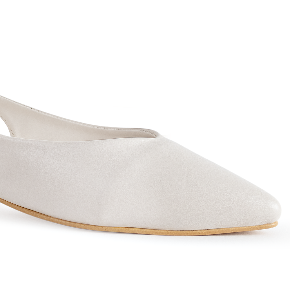 Detalle del material sintético en la zapatilla beige de punta fina con tacón bajo 4cm para dama  