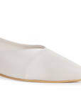 Detalle del material sintético en la zapatilla beige de punta fina con tacón bajo 4cm para dama  
