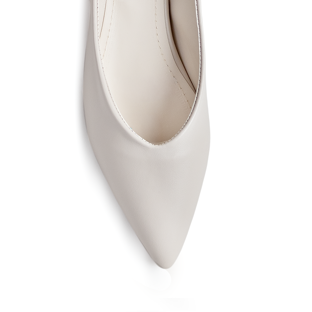 Vista del detalle en punta fina de la zapatilla beige para dama con tacón bajo 4cm 