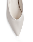 Vista del detalle en punta fina de la zapatilla beige para dama con tacón bajo 4cm 