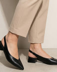 Zapatillas negras para dama con punta fina y tacón bajo 4cm de pulsera al talón 